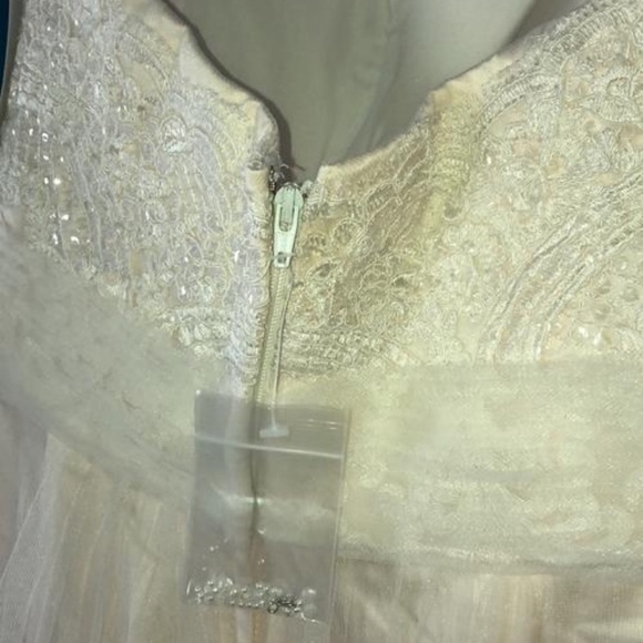 Wedding dress - Picture 4 of 8